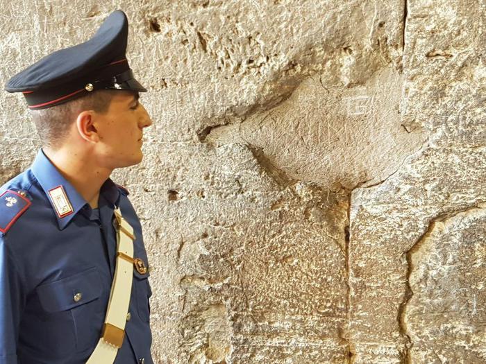 Incide sua iniziale su Colosseo, denunciato turista 17enne