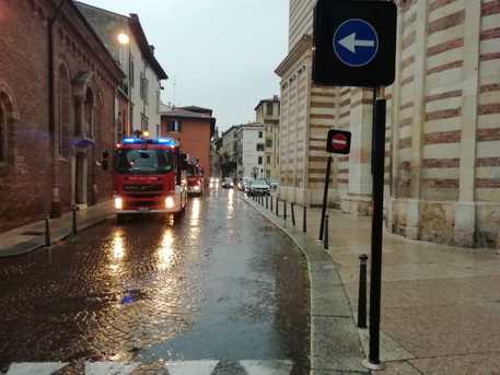 Maltempo, crollata porzione del tetto nel Duomo di Verona