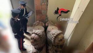 Carabinieri ritrovano opere d'arte durante perquisizione per ricerca armi a Soriano Calabro