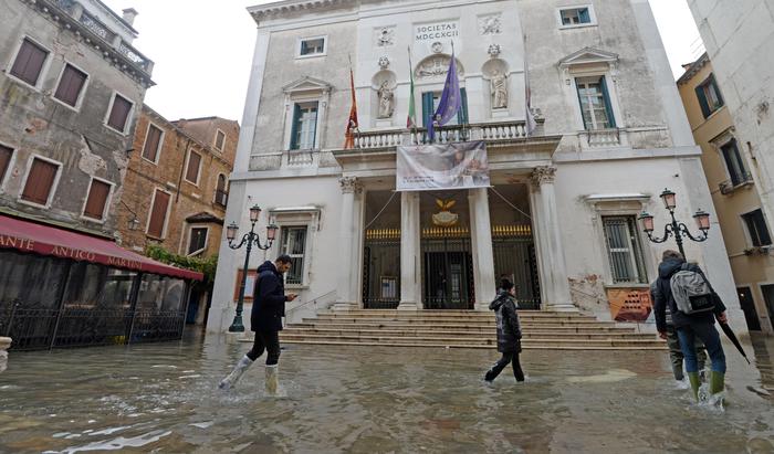 Venezia: La Fenice 'colpita' da acqua alta