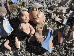 Terremoto: "Scherza con i fanti e lascia stare i santi" mostra fotografica sulle statue religiose distrutte dalle scosse