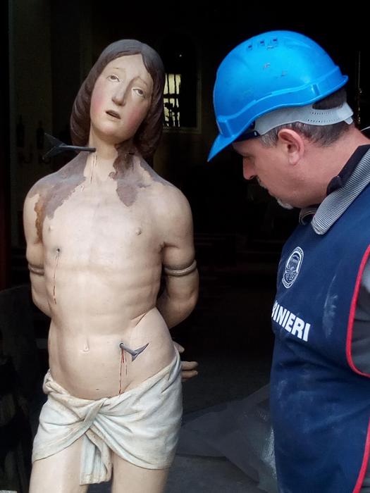 Terremoto: "Scherza con i fanti e lascia stare i santi" mostra fotografica sulle statue religiose distrutte dalle scosse