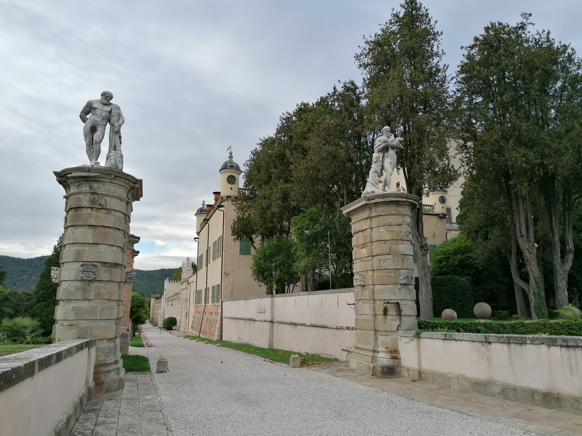 2.-Castello-del-Catajo-vialetto-dingresso