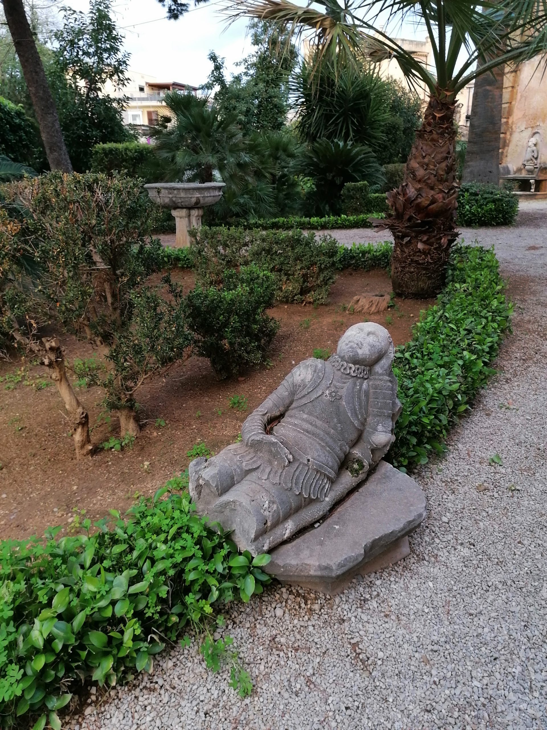 Villa-Palagonia-Scultura-giardino