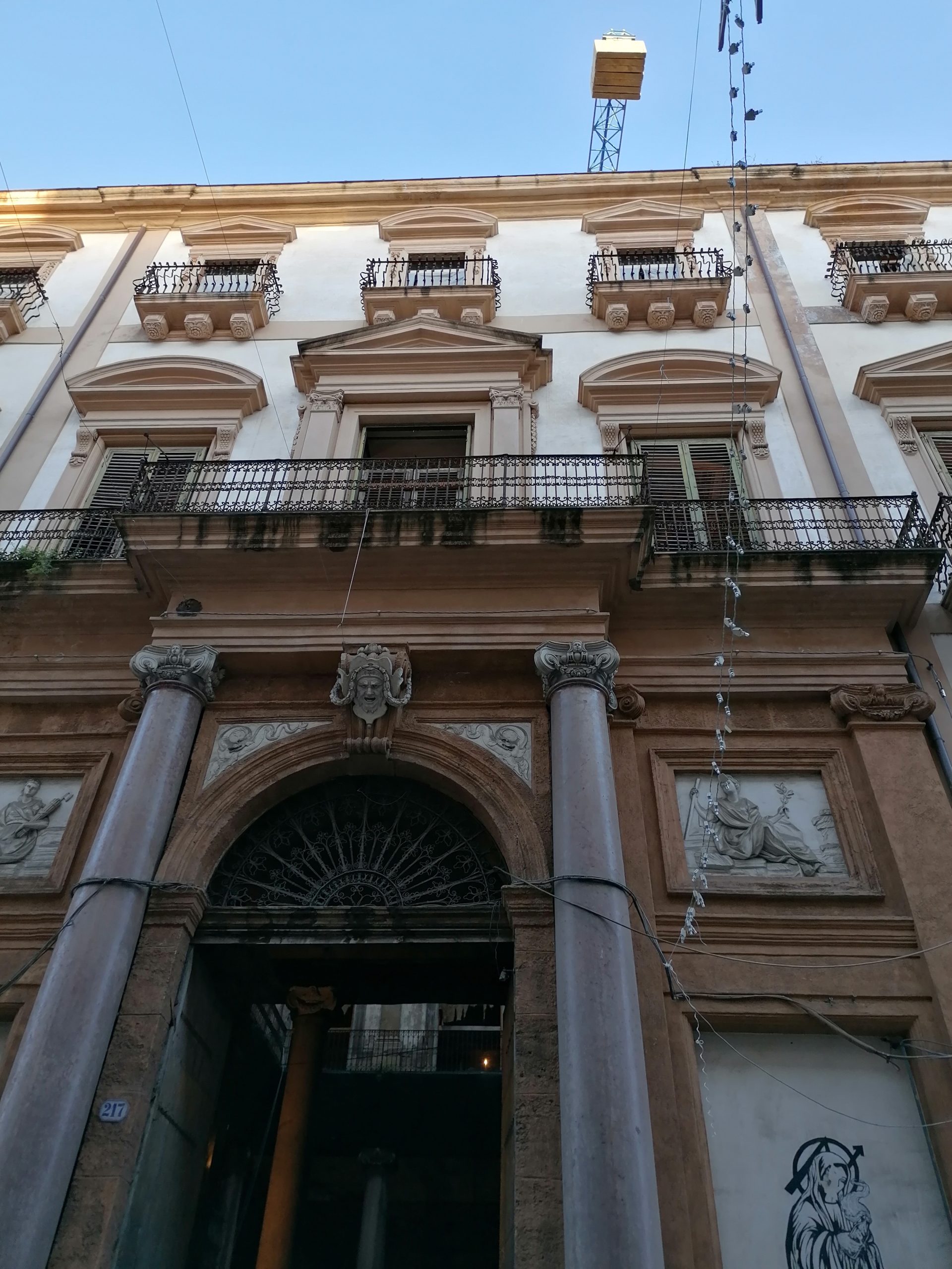 Palazzo-Costantino-gru-su-via-Maqueda