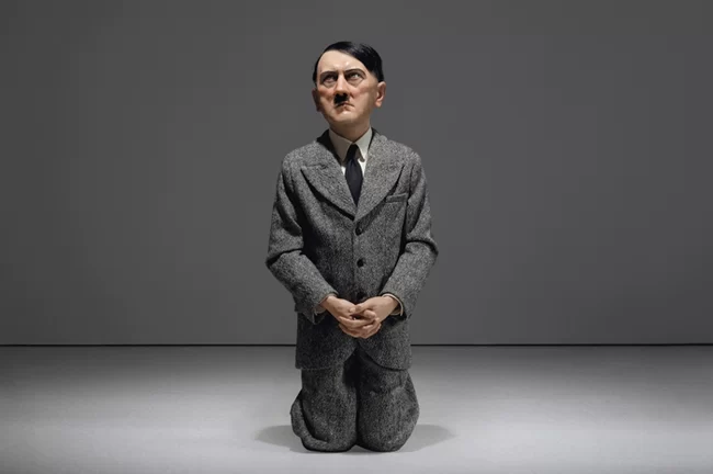 Hitler-in-ginocchio-Cattelan-da-record_imagelarge