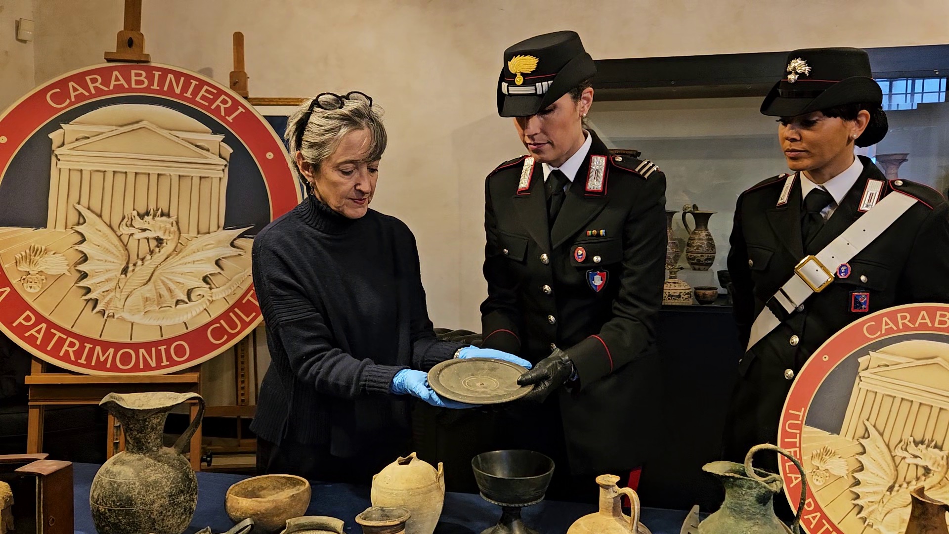 EUR - I Carabinieri restituiscono i reperti alla Dott.ssa Antonella Bonini della Soprintendenza Speciale di Roma (1)