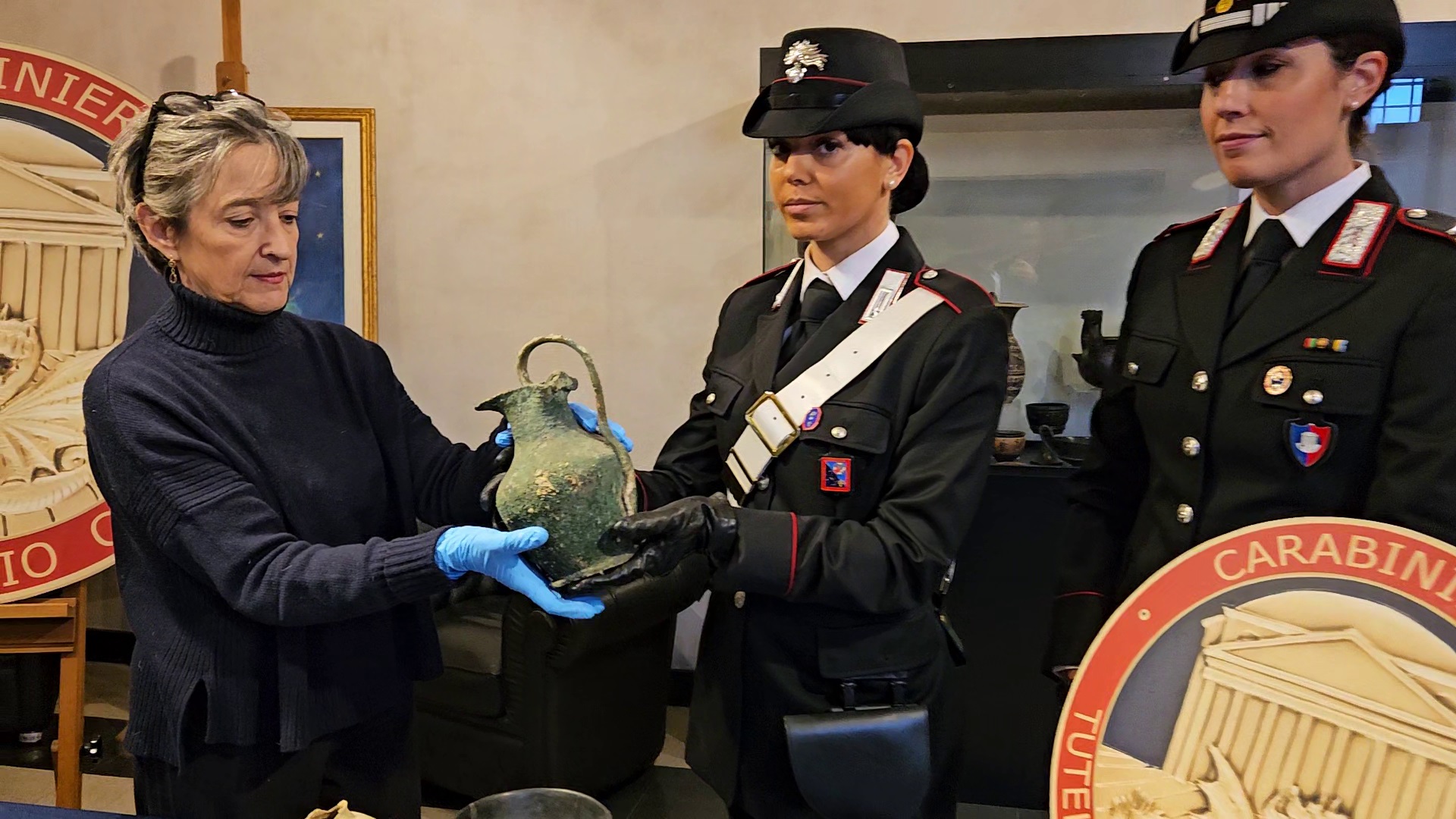 EUR - I Carabinieri restituiscono i reperti alla Dott.ssa Antonella Bonini della Soprintendenza Speciale di Roma (3)