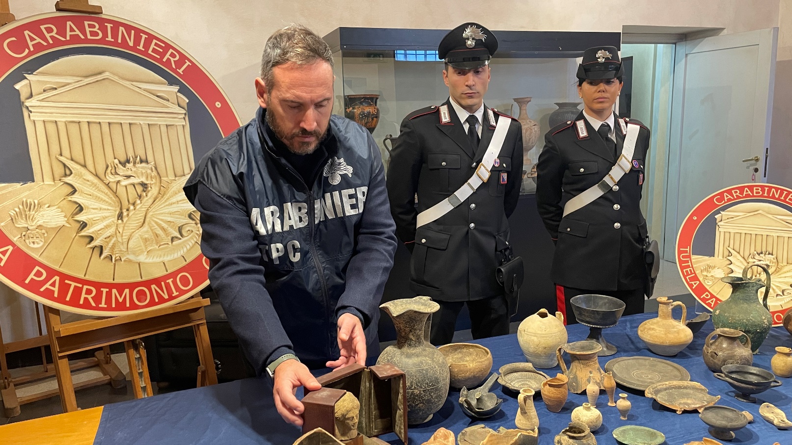 EUR - I Carabinieri restituiscono i reperti alla Dott.ssa Antonella Bonini della Soprintendenza Speciale di Roma (5)