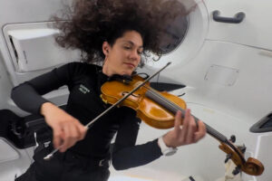 Tripulante de Polaris interpreta desde el espacio canción de 'Star Wars' junto a orquestas