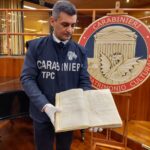 I Carabinieri TPC consegnano all’Archivio di Stato di Firenze un antico registro del fondo “Mannelli Galilei Riccardi”